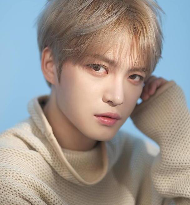 金在中黑色西装搭破洞裤现身机场犯困歪头杀萌到炸帅得过分