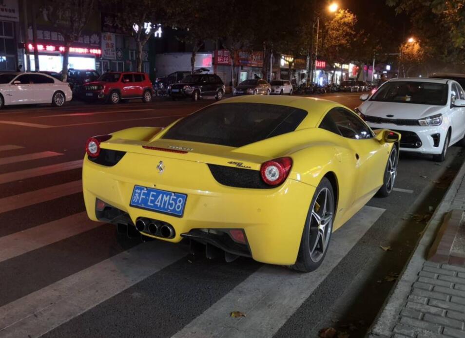南通街头实拍法拉利458跑车,车牌恰巧也是"458"!