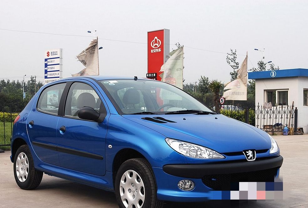标致206车身流线柔和,内饰是优点,车身层次感强