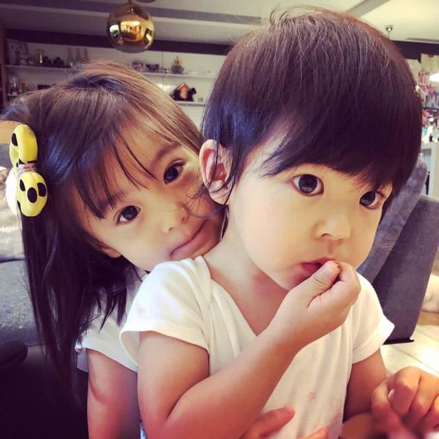 修杰楷家波妞2岁了,浓眉大眼呆萌她有一头金光闪闪中又带着点点