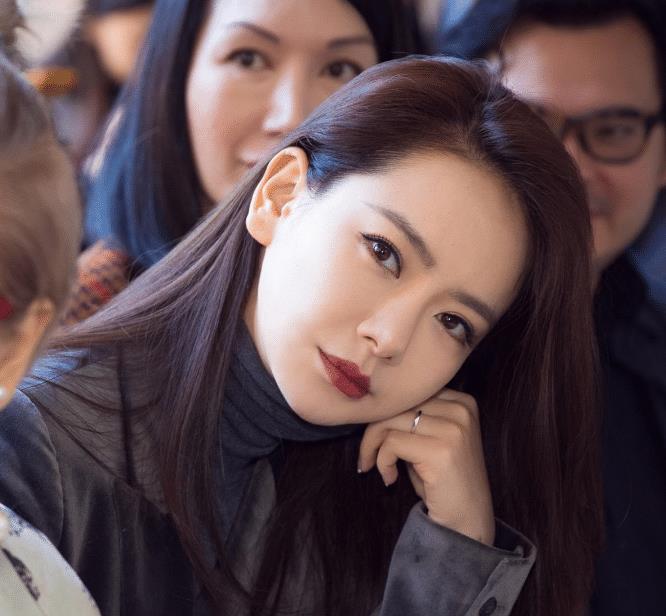 戚薇录制真人秀节目,睡前素颜照大公开,网友以前我们都被骗了