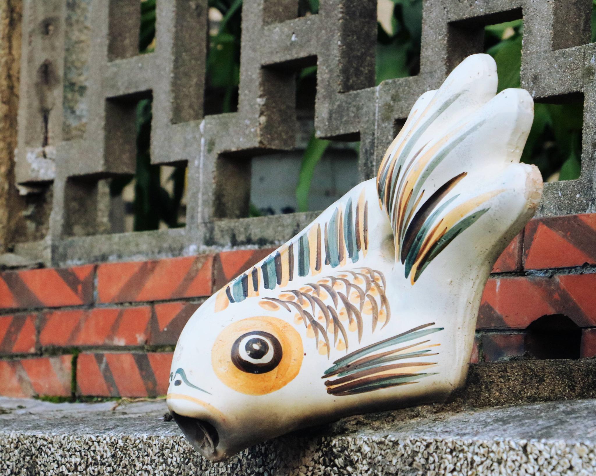 闽南泉州滴水兽百年来历的两个猜想及不同的滴水兽的