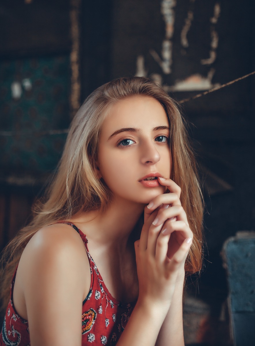 蓝眼睛俄罗斯少女长裙休闲写真