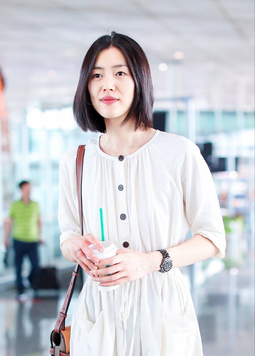 刘雯素颜现身北京机场,简单舒适的搭配,利索的短发,少女范儿