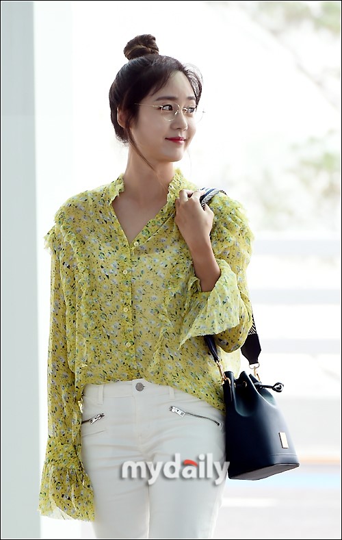 韩国女艺人成宥利飞往法国巴黎拍杂志写真