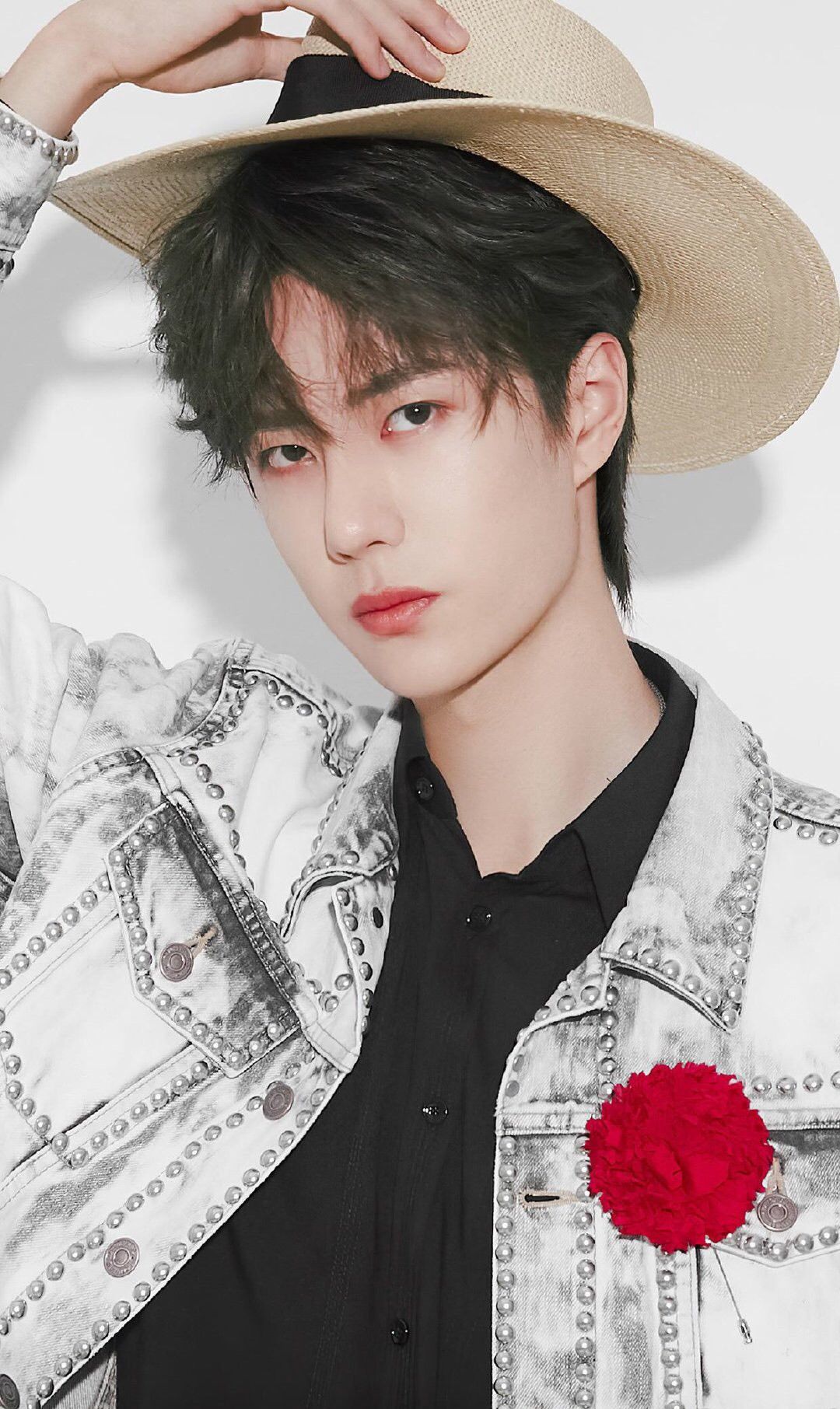 王一博这一组照片不做屏保都可惜了,你瞧瞧图3,王一博摔了吗?