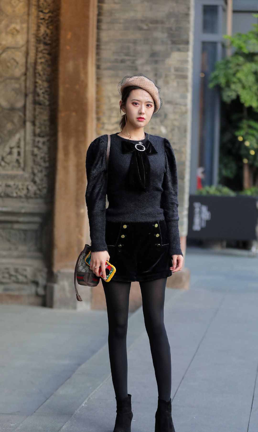 1 / 9 一些爱美的姑娘,在寒冷的冬季里依然喜欢穿裙子,因为她们觉得