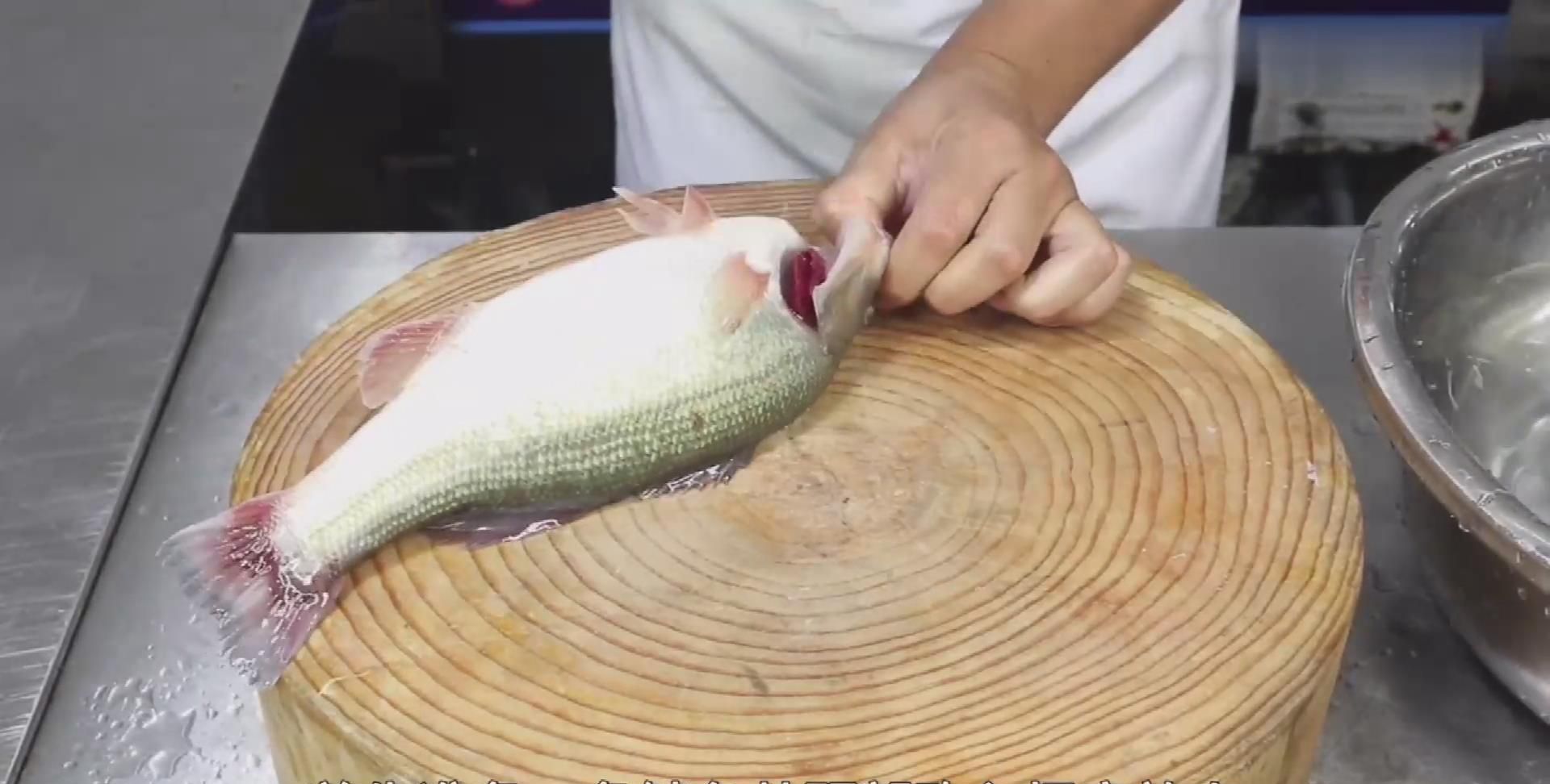 大厨分享一道 野山椒蒸鱼 制作简单 肉质非常鲜美 收藏了