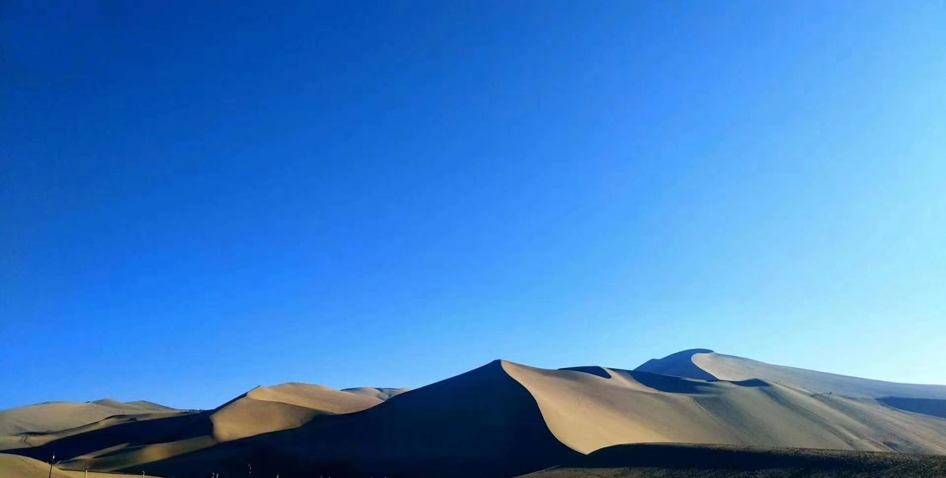 自古水火不能相融,沙漠清泉难以共存,鸣沙山和月牙泉千百年来相处的很