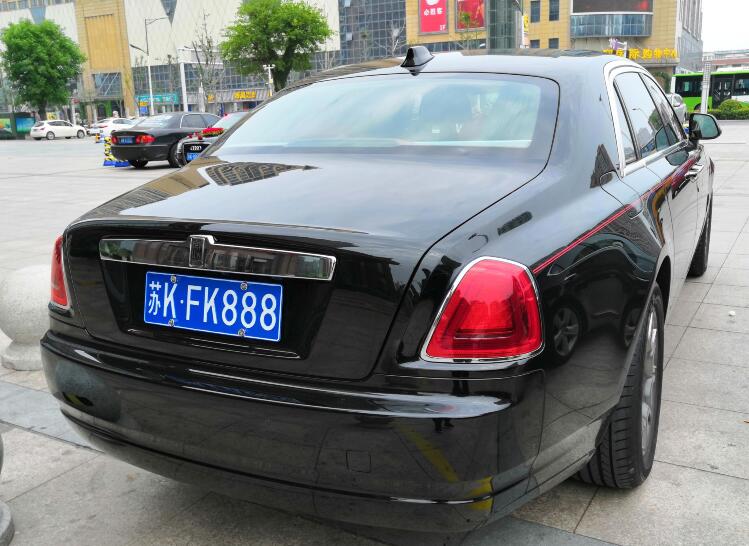 江苏扬州市区实拍劳斯莱斯古斯特车牌888