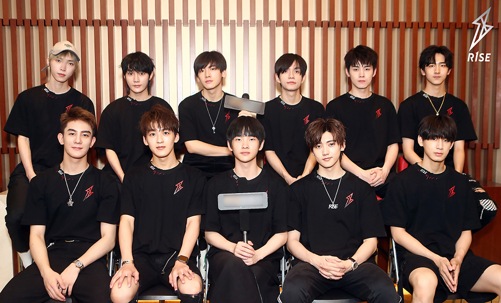 昨日,男团r1se成员周震南,何洛洛,焉栩嘉,夏之光,姚琛,翟潇闻,张颜齐