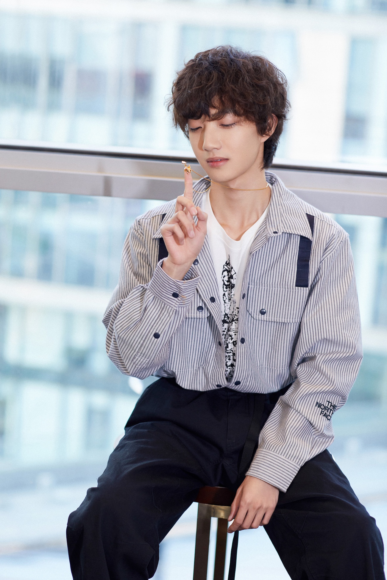 电影《一生有你》首映 吕绍聪表演鼻子吹口琴