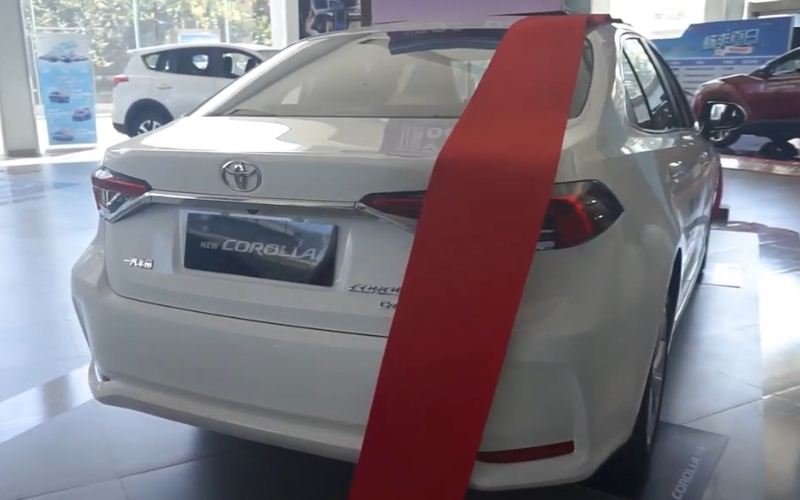 丰田卡罗拉到店实拍售价为11981598万元轴距2700mm