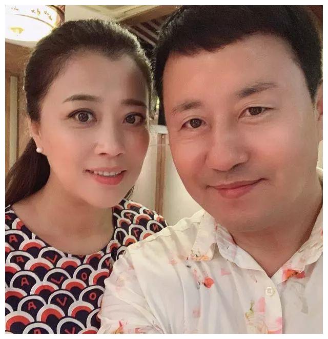 55岁"王长贵"与小19岁娇妻合影,老婆肤白貌美,网友:像父女