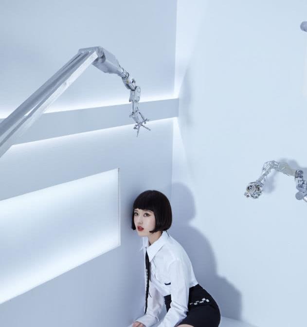 "初恋女孩"赵露思解锁超现实大片,衬衫黑裙亮相,利落短发加分