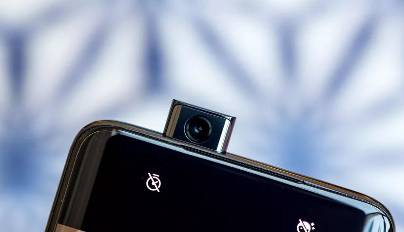 另一个创新之处:前置摄像头采用1600万像素弹出式摄像头.