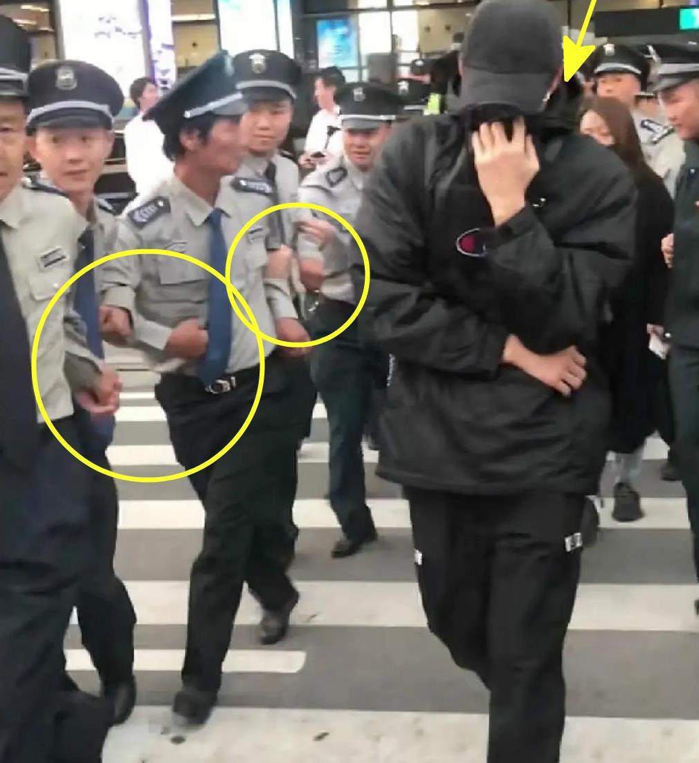 周围没人明星张铭恩包裹严实十几名保安围人墙保护