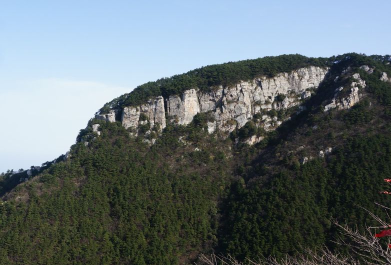 中国第一大淡水湖鄱阳湖滨,是座地垒式断块山