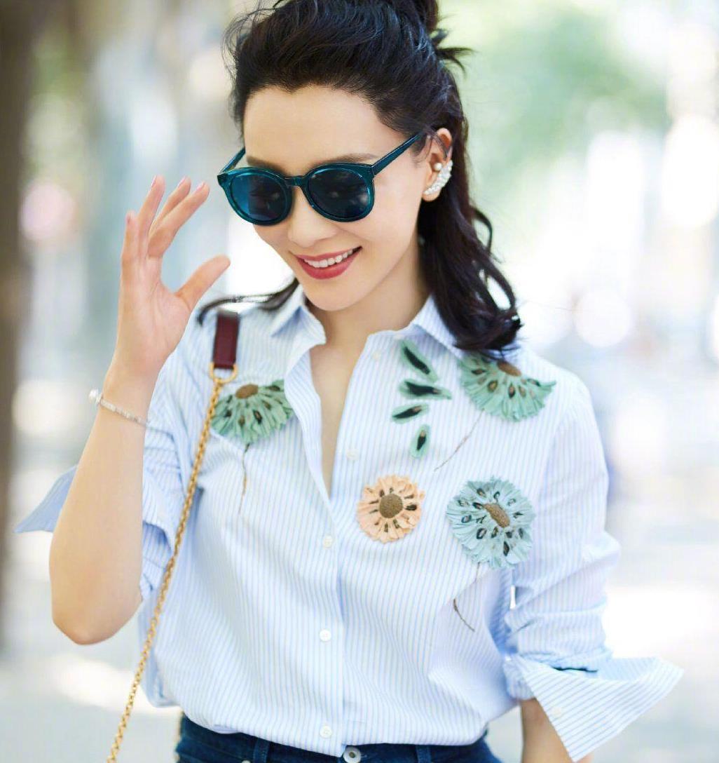 陈数42岁气质少女感依然,扎丸子头搭配衬衫牛仔裤,减龄又时髦