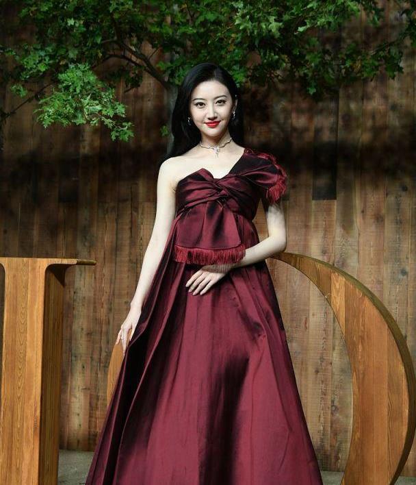 景甜酒红色抹胸长裙身材好皮肤白, 生图颜值超能打宛如人间富贵花