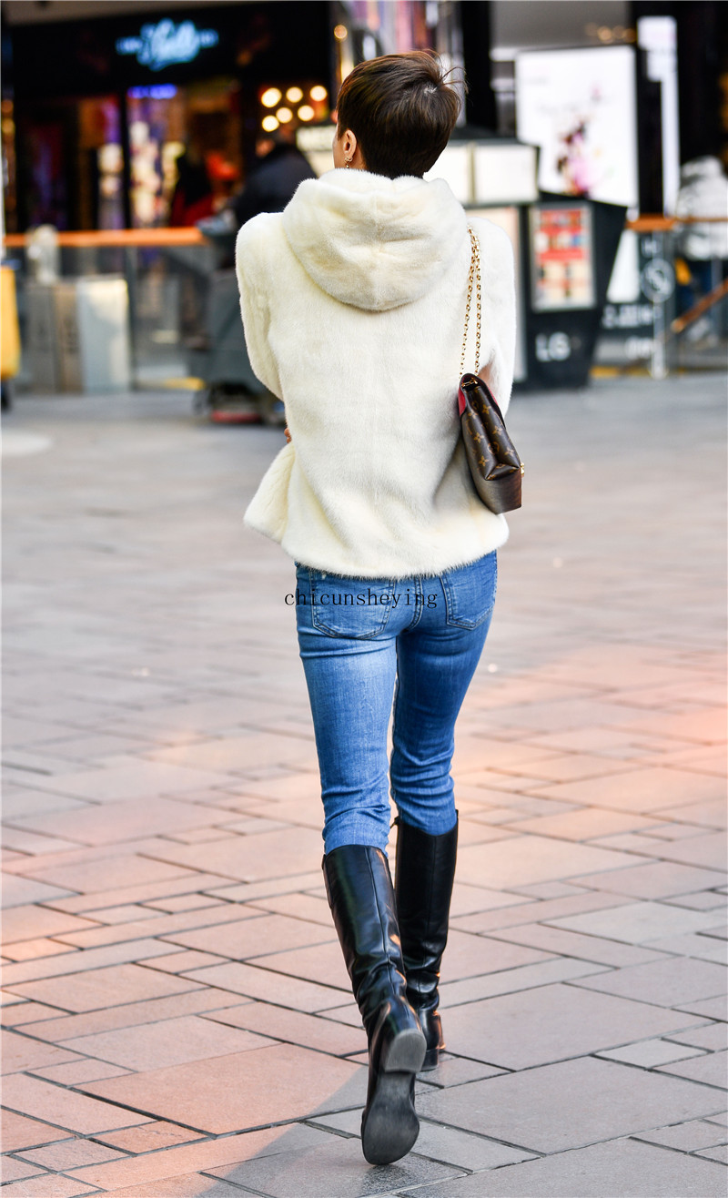 牛仔裤配高靴显酷又帅气裤子穿紧身的靴子穿要高跟的