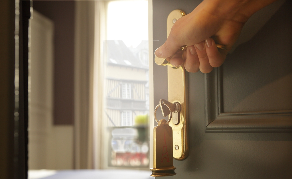 男子和情人在别墅里,遭遇频繁敲门,最后一次男子打开门蒙了