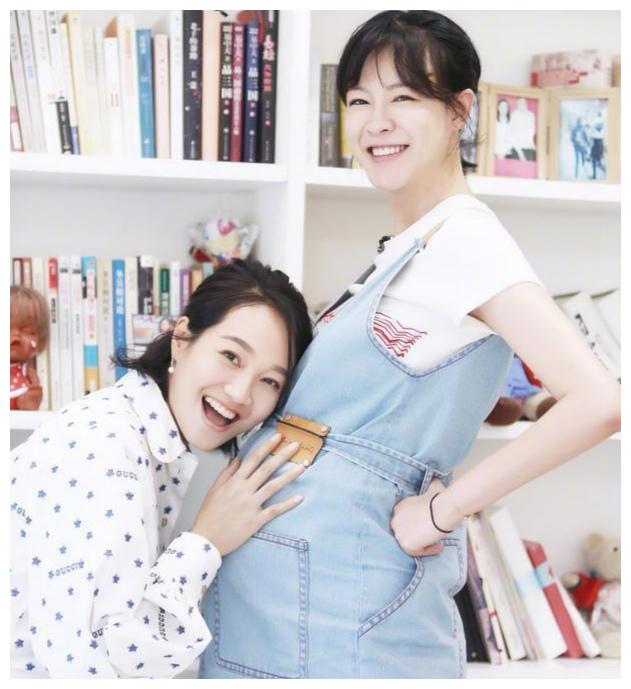 朱丹怀二胎了朱丹素颜和家人携女儿现身机场小腹微隆明显