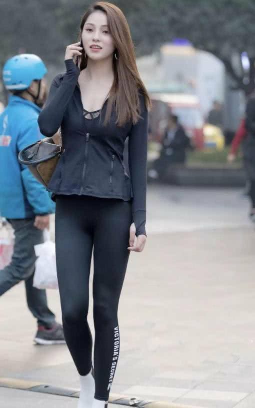 两个时尚小姐妹,左边身穿吊带加红裙的美女,红色的头发很是时髦美女穿