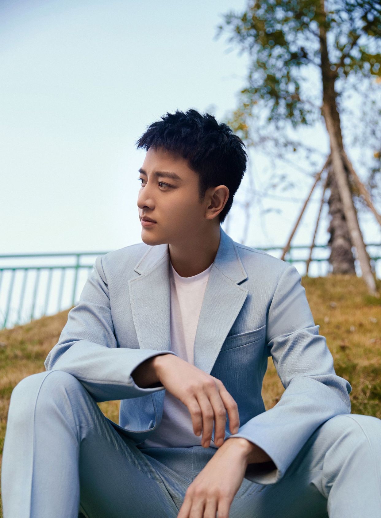 贾乃亮晒帅气穿搭,浅色西装内搭白色t恤帅气利落,休闲又阳光_高清图集