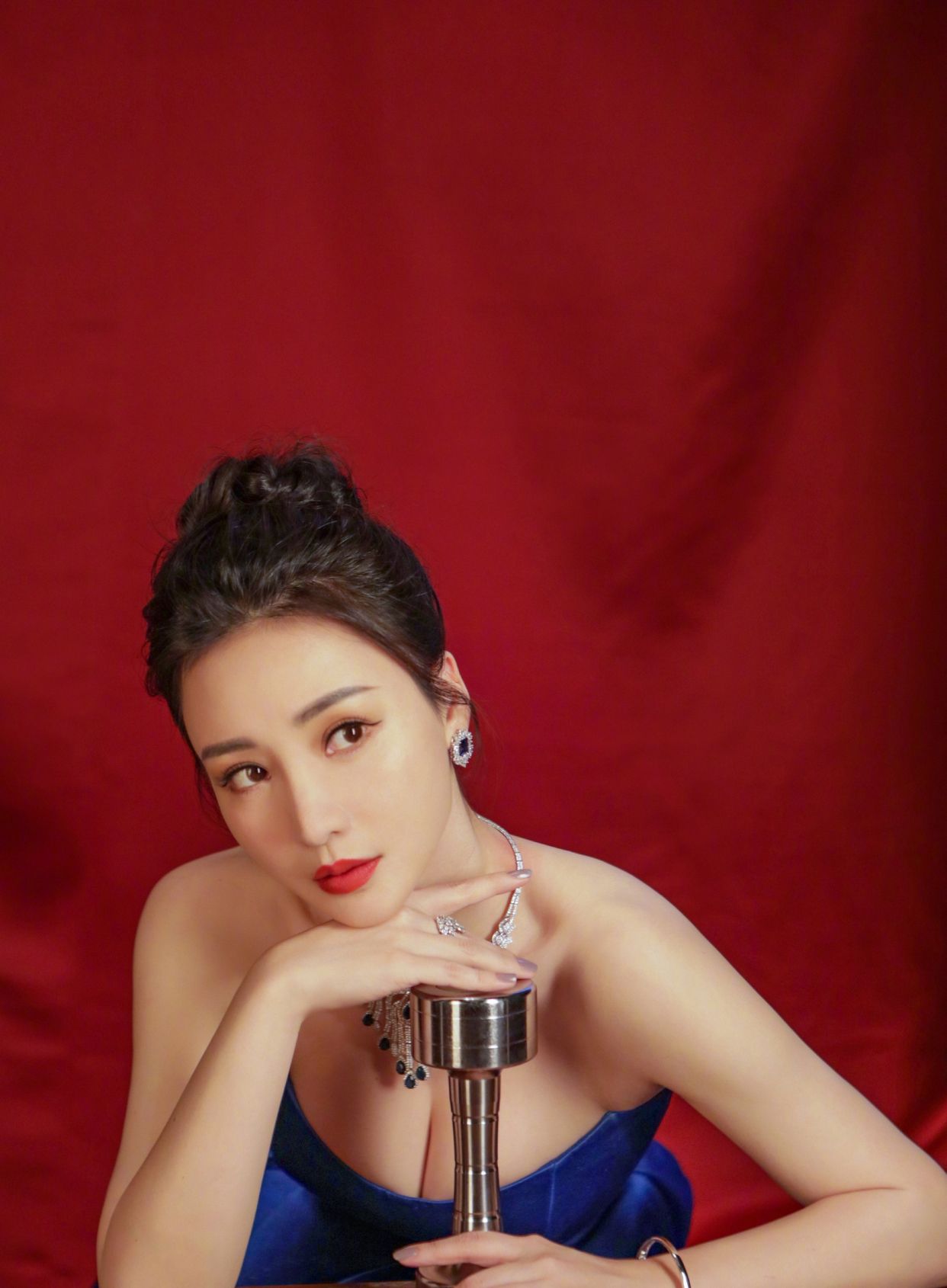 柳岩晒走红毯礼服照,蓝色连身裙高贵典雅,尽显时髦风姿