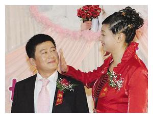 40岁杨昊与学生聚会,笑容依旧灿烂,结婚10年未生娃很快乐