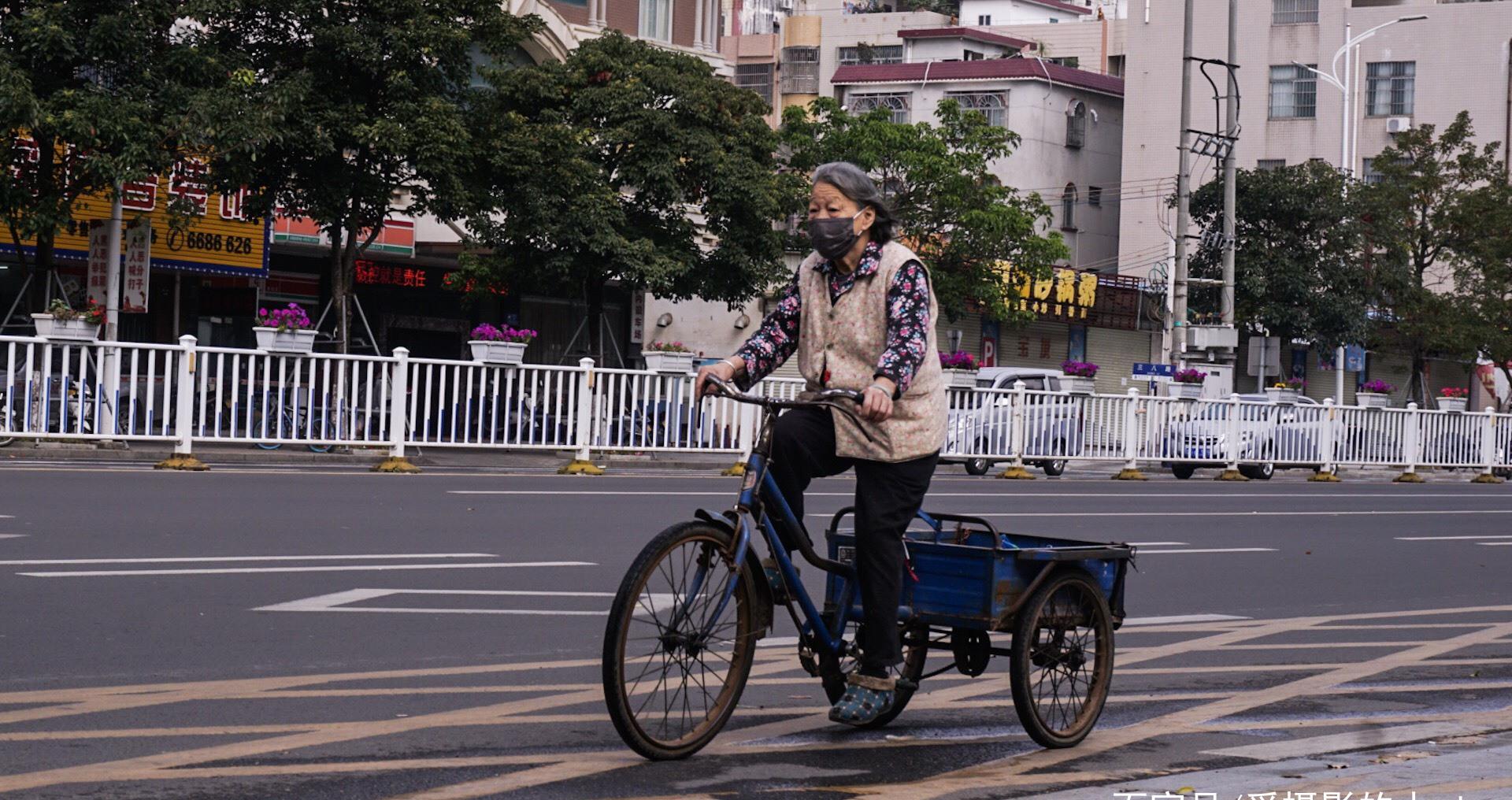 火爆网络:城中村扫街选B戴眼镜文化到底意味着什么?从个体选择看当代年轻人的精神归属