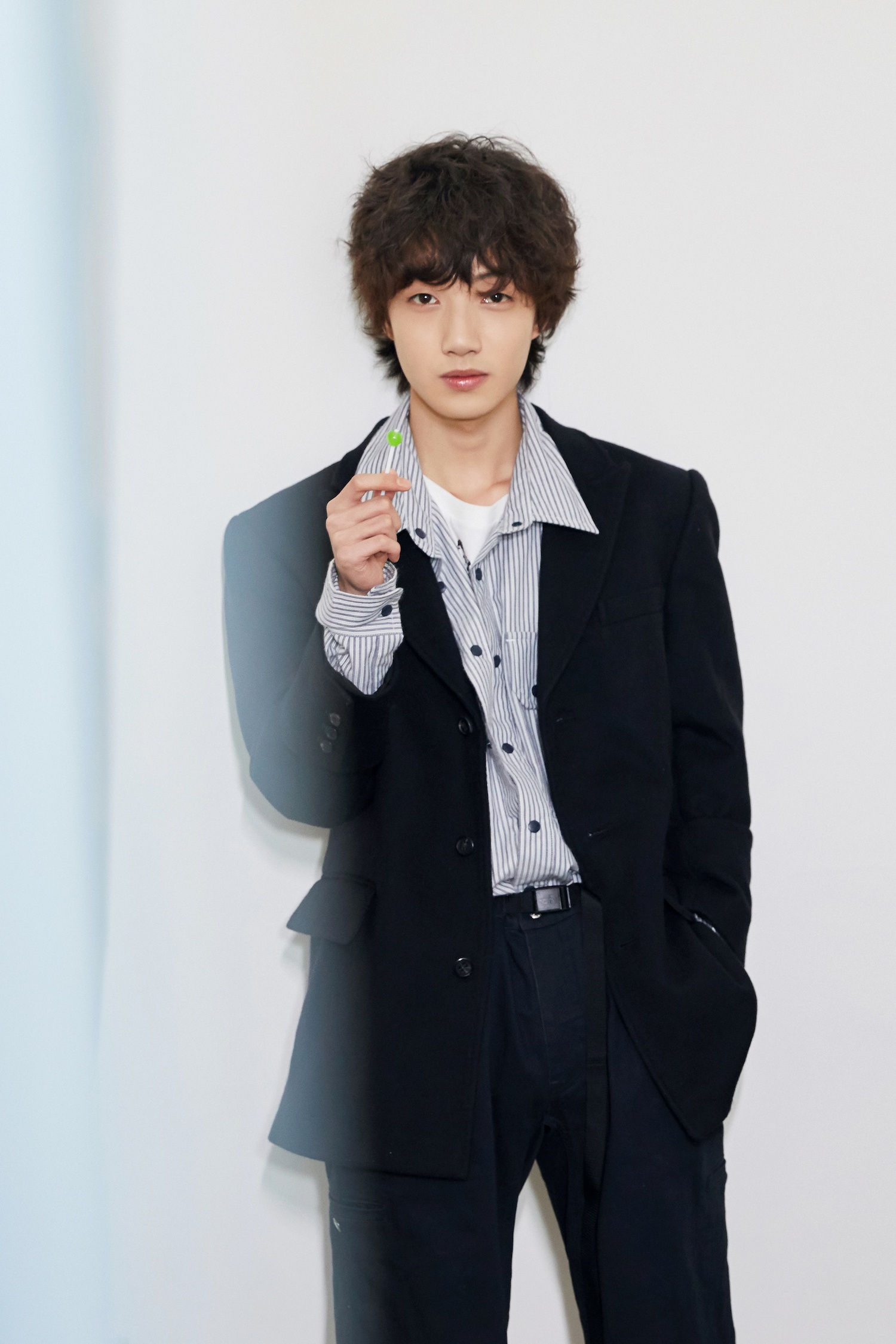 电影《一生有你》首映 吕绍聪表演鼻子吹口琴