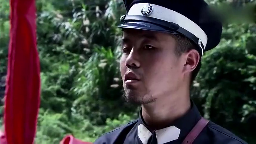 保安团想搜查新郎的花轿,哪料,当得知新郎身份很害怕,好戏来了