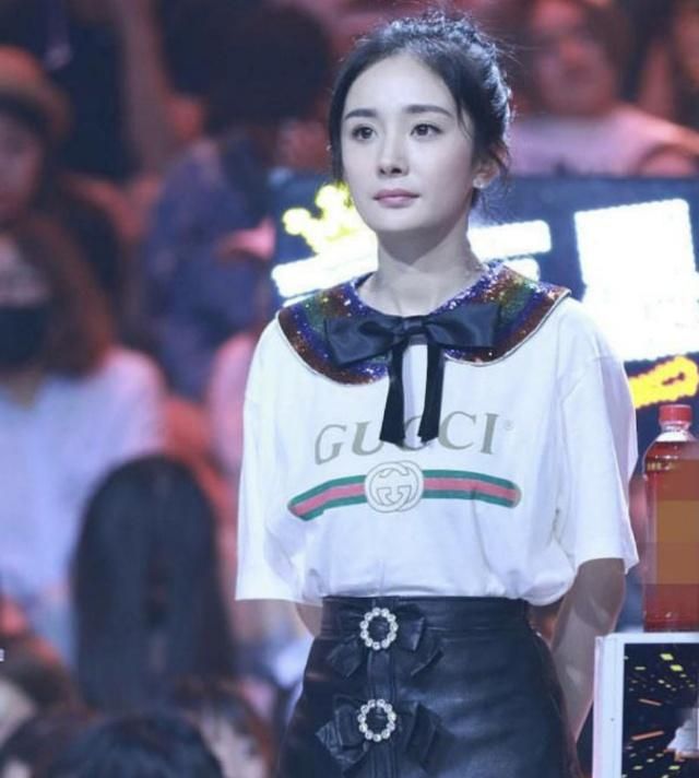 杨幂太拼了!离婚后身穿黑色派克服现身北京机场,袜子都没有穿?