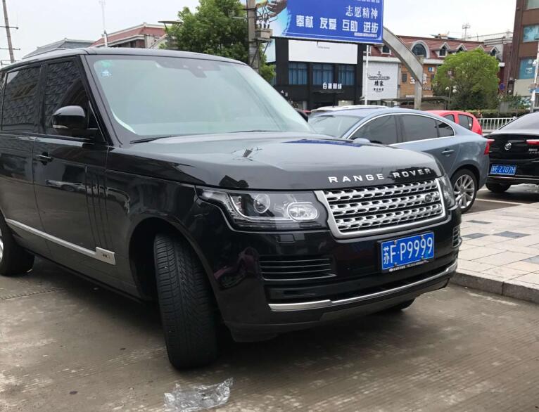 南通通州实拍路虎揽胜,车牌"9999"太霸气了!
