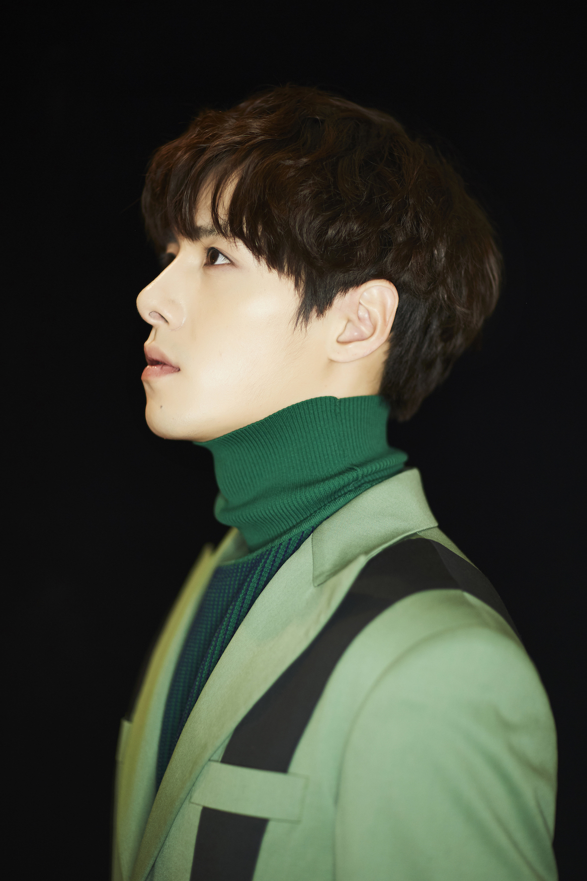 日前,演员方逸伦曝光一组冷酷"侧脸杀"时尚大片,他身穿绿色系西装