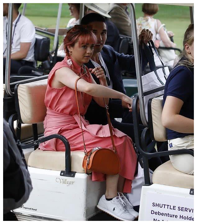 权游二丫一身粉嫩看温网花季少女样平头男友牵手陪伴