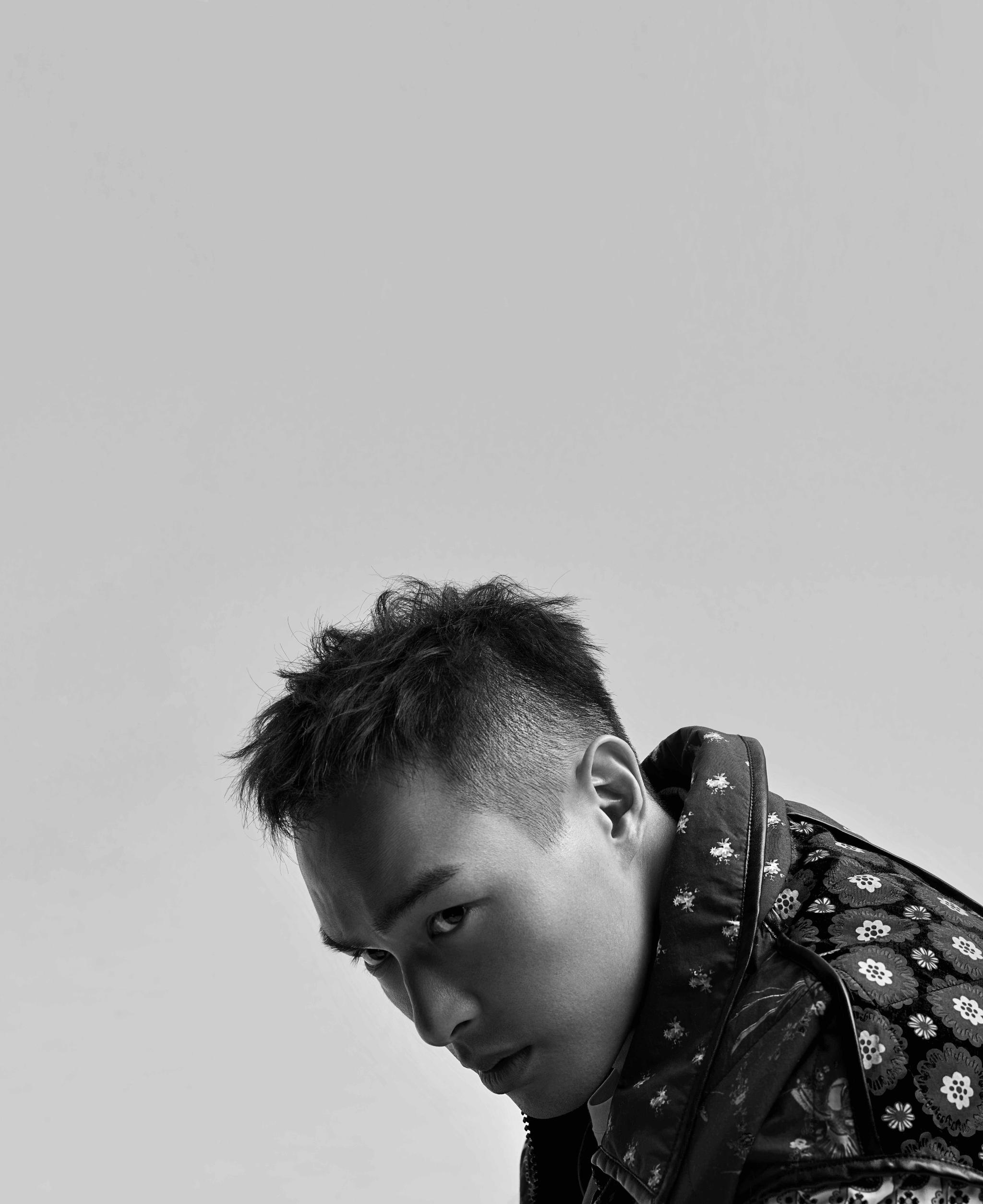 杨佑宁型格大片曝光 "石天冬"眼神冷峻诠释禁欲系