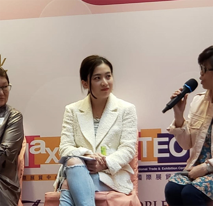 香港女首富甘比换个发型更低调,魅力西装混搭破洞裤,越来越多会