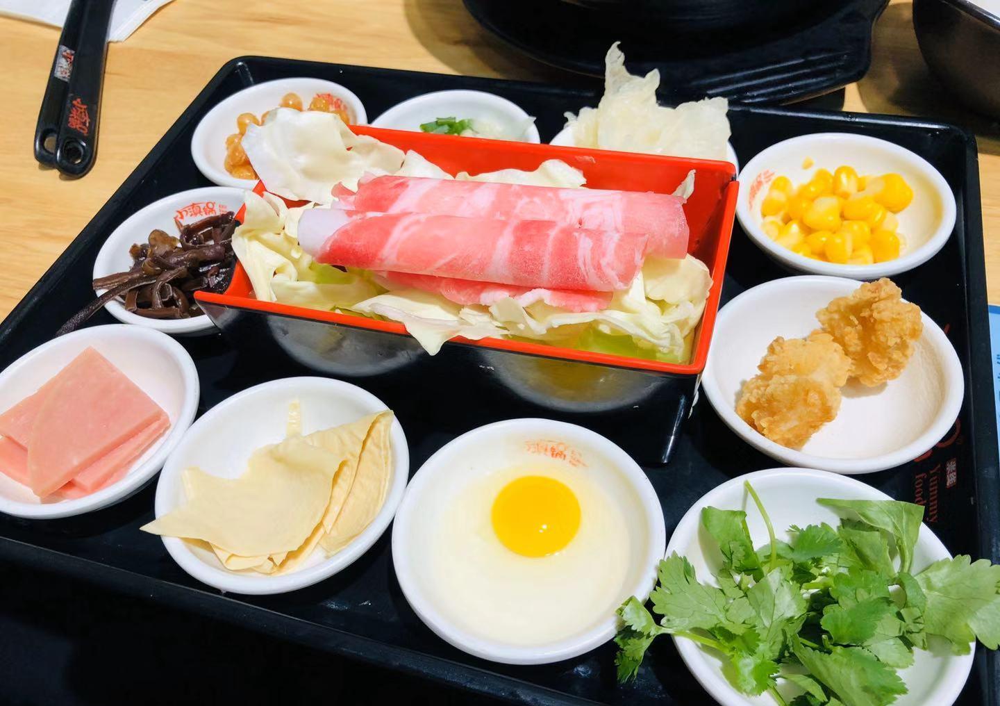 北京商场里的特色小吃,一碗云南米线11种配菜32元,大家看值吗?