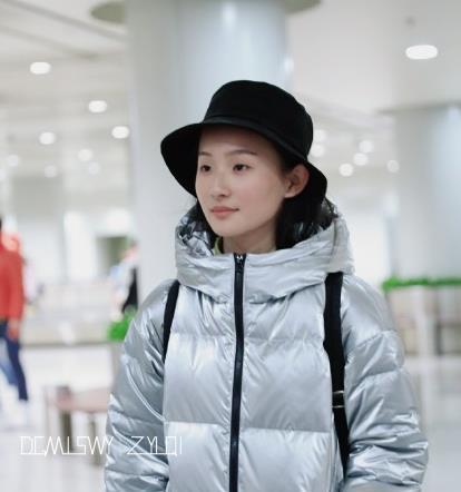 张钰琪现身机场头戴渔夫帽手拿吉他翘着二郎腿的样子太可爱