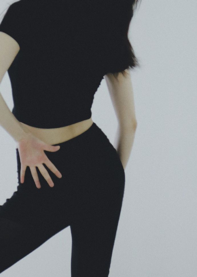 工作室晒倪妮跳舞美照 小蛮腰是亮点 网友:这个身材令人向往