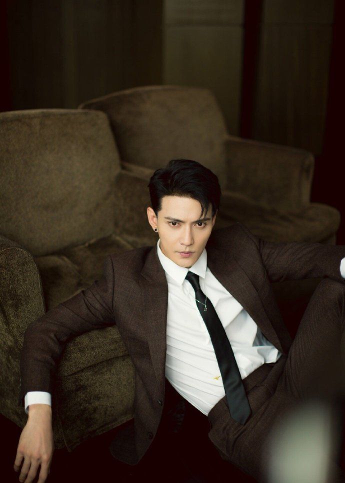 徐正溪棕色西服套装亮相,酷帅有型,精致亮眼别具一格