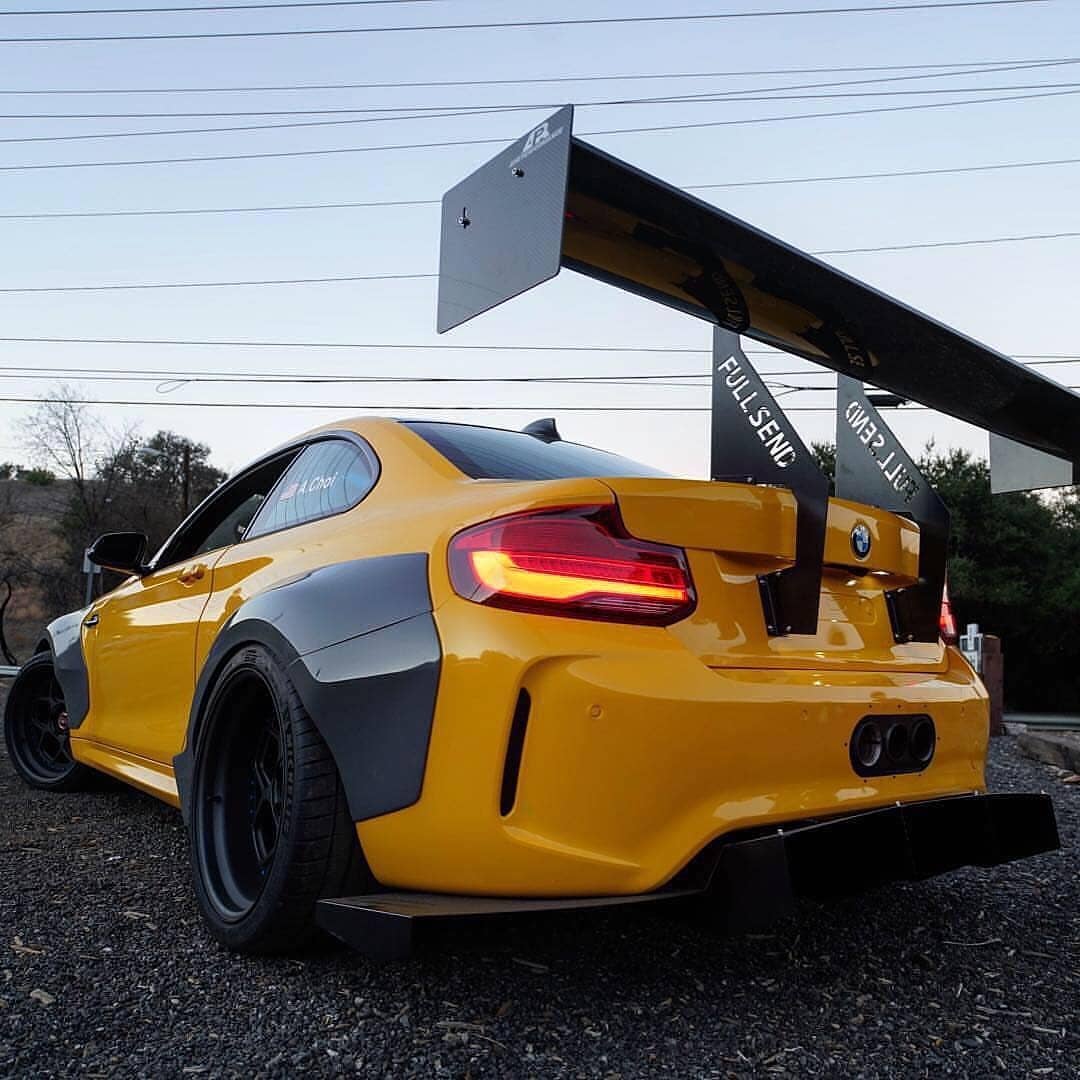 一辆配备超大尾翼的野兽派宝马m2