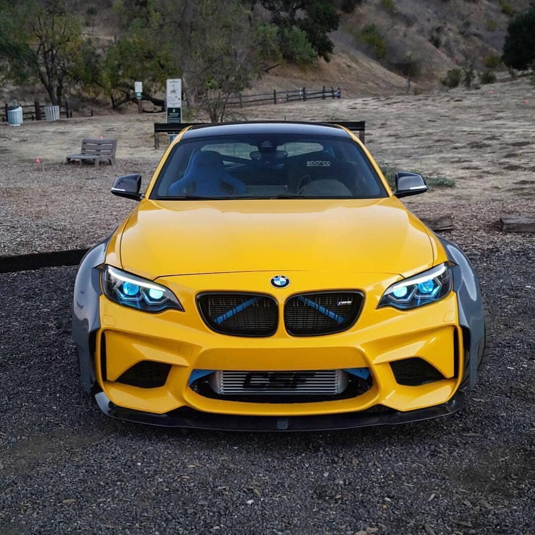 一辆配备超大尾翼的野兽派宝马m2