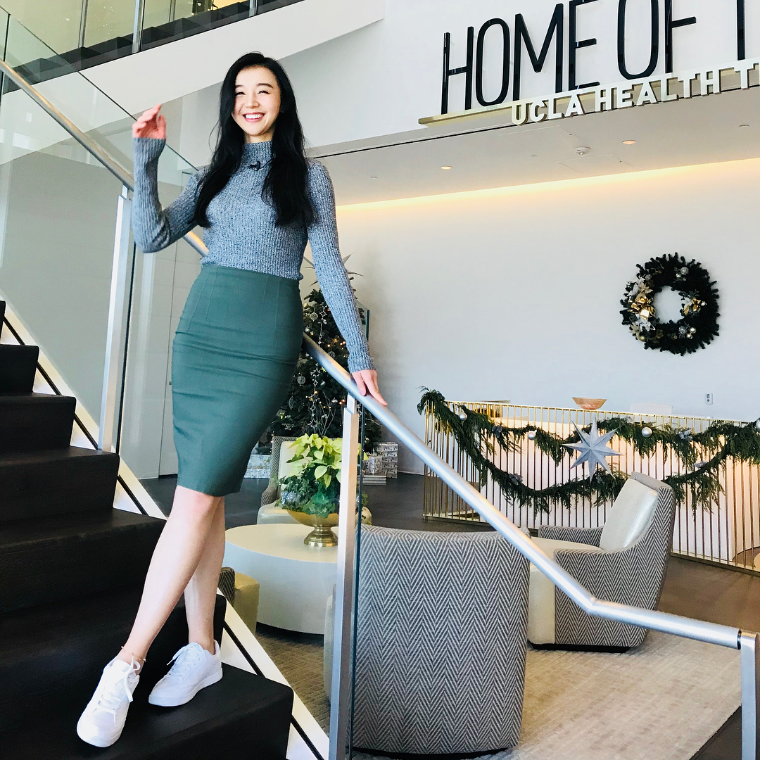 美女主持张曼源,完美身姿惹眼,大胆开放,坐拥150万粉丝