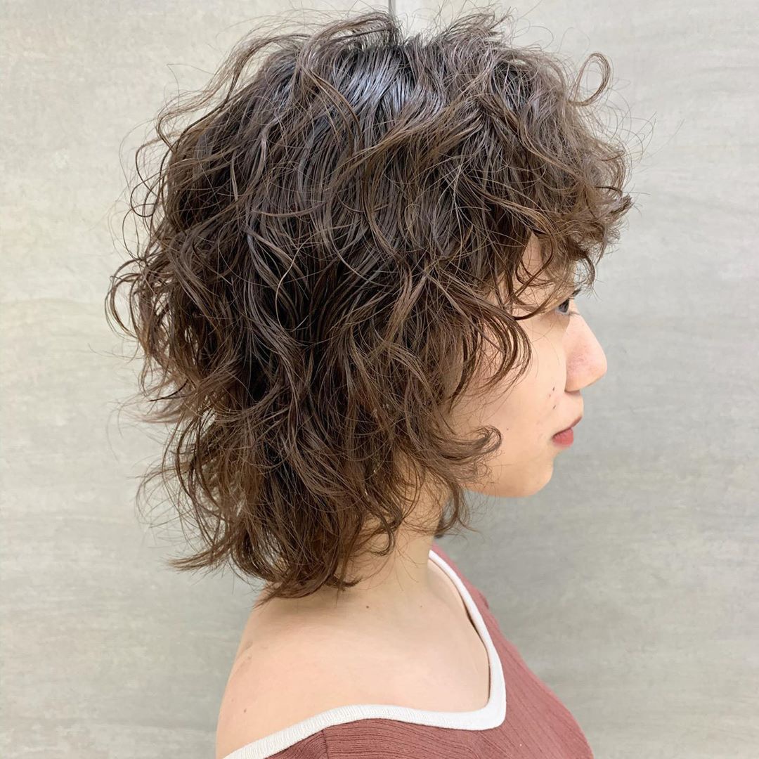 今年很流行的短发烫卷发,百搭又时尚,选个发型烫一烫