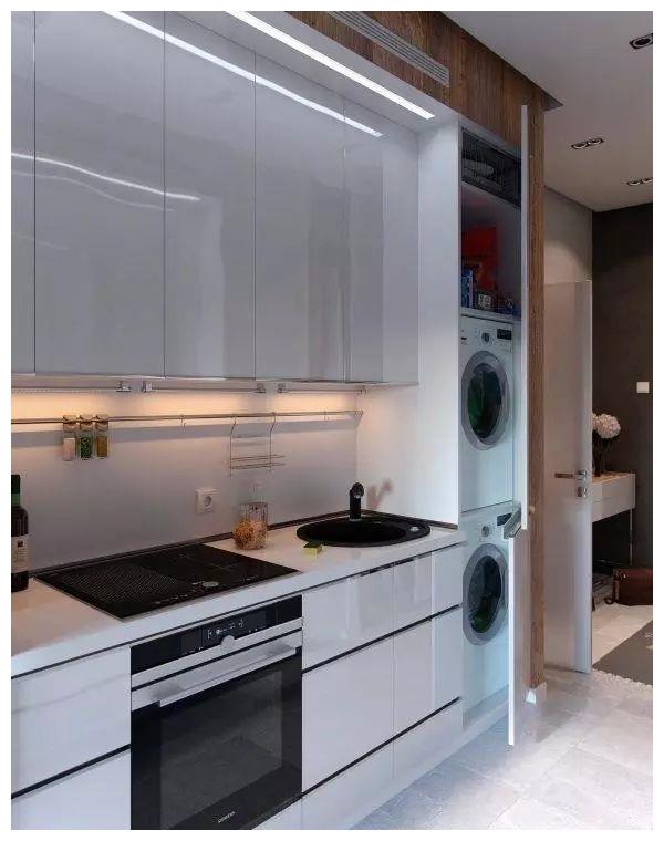 洗衣机在厨房旁边,33㎡的公寓空间利用率极高.