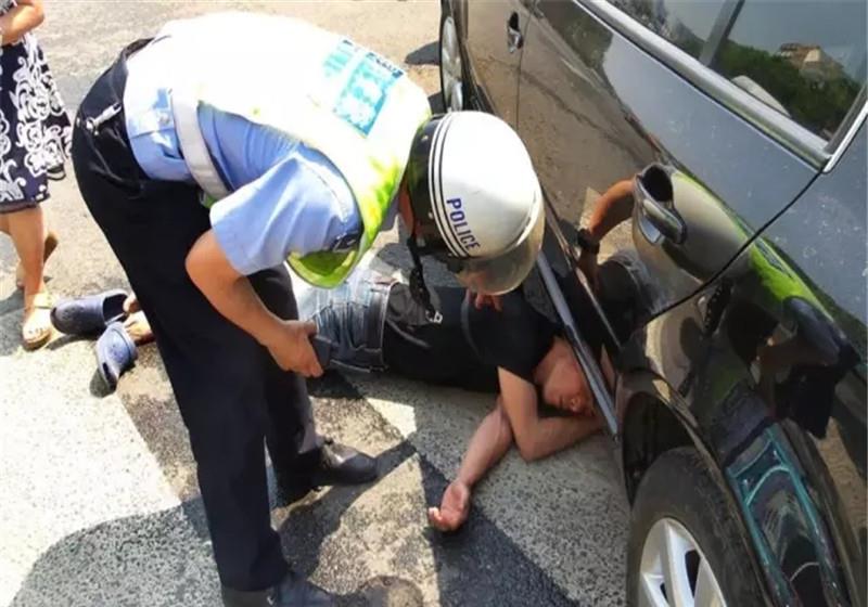 故意开车撞死一个专业碰瓷的人,有什么后果?交警:冲动是魔鬼!